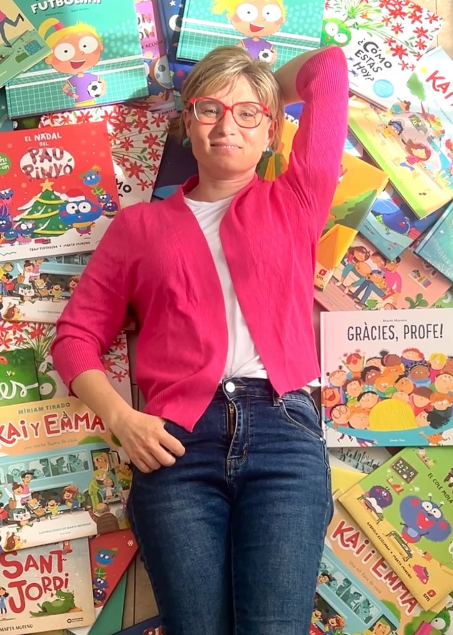 Marta Moreno rodeada de los libros que ha ilustrado